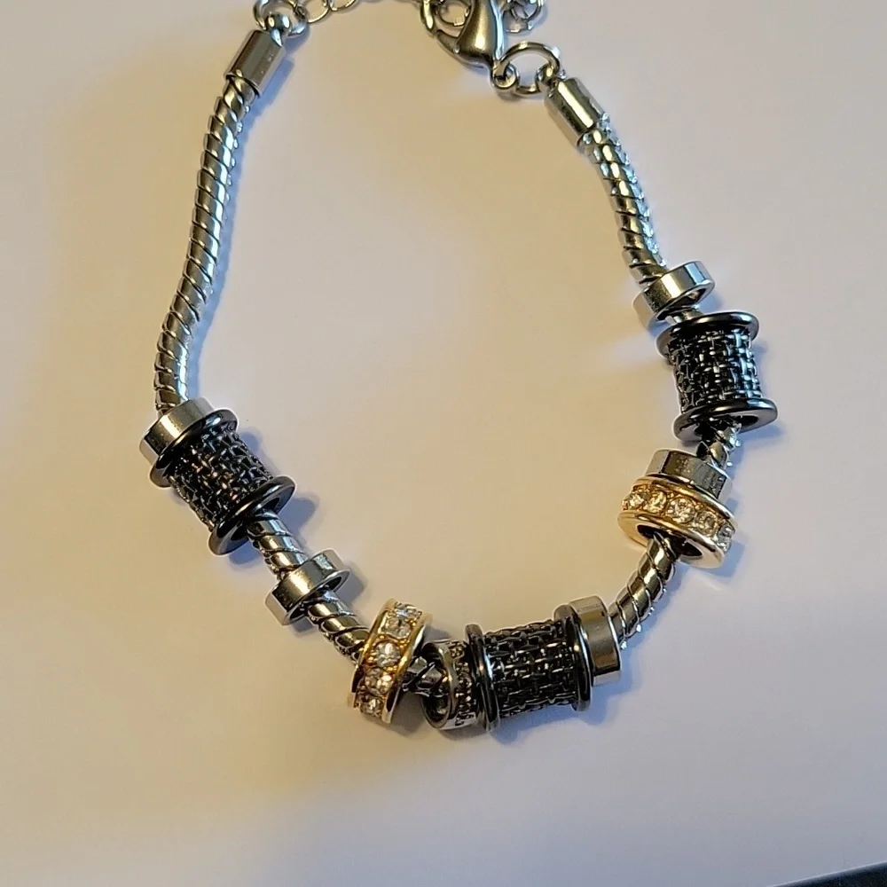 Silver chain with silver, gold, hematite & crystal beads adorn this bracelet - Picture 5 of 6